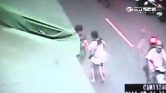 母推娃娃車追賊　偷竊婦失風險昏倒