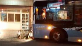 台中豐榮客運衝撞民宅_爆料公社