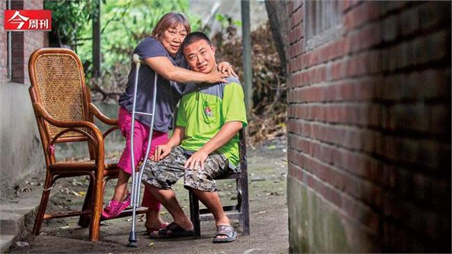 57歲的跛腳媽媽　一根枴杖撐起全家