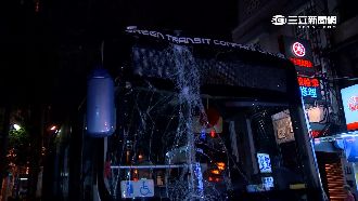 疲勞駕駛？公車司機撞破民宅、毀4車