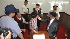 東華大學生在花蓮縣議會旁聽錄影遭員警架離