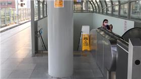 屏東火車站柱子(圖翻攝自楊儒門臉書)