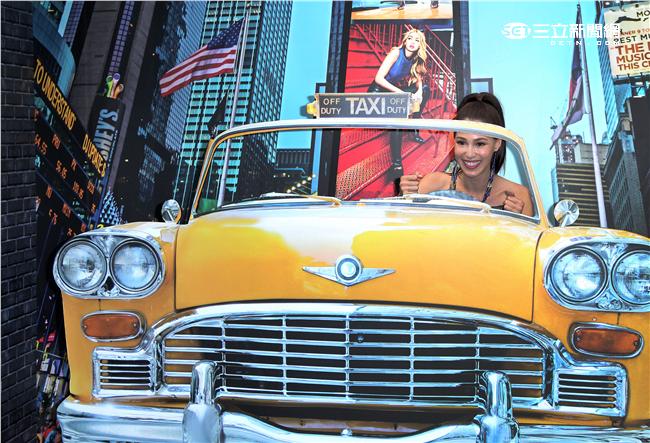 名模Akemi性感出席媚比琳彩妝活動。（記者邱榮吉/攝影）