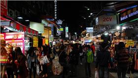 逢甲夜市(flickr https://www.flickr.com/photos/lwy/8650993681/in/photolist-ebsB2t-9FfZd-2jUkeE-fED8z2-2jRtYL-b58P7-fED6aB-2jUoR1-6MTXCf-2jUb8m-fED7nV-azcjeu-az9EtX-b58nm-2jRPcA-b58uo-b58xk-2jRy21-2jRph1-2jREV1-ebsBeX-2jVTGm-2jUGaC-9FfZh-2jRzGb-2jUDRQ-2jUYub-fED5oK-2jRSF1-2jUVF7-2jUHpd-b58z7-2jQJcH-azcj5s-2jMnZB-2jQ51B-2jQoXK-az9EKe-4HQikZ-b63H8-2jURWW-2jMrn2-2jQtBR-b58mp-2jVAQq-2jQGMZ-2jMqfK-2jUvoo-2jRr2n-2jRvqs)