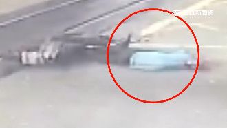 擦撞轎車昏迷　騎士倒平交道險遭輾