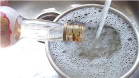 DD
白醋做成醋鹽水 可取代漂白水
居家煮飯時，常常會使用到的白醋，不僅可以拿來煮飯
，還能拿來清潔。家事達人林素芬表示，如果將醋做成
醋鹽水，能取代漂白水。
中央社記者余曉涵攝 105年5月7日