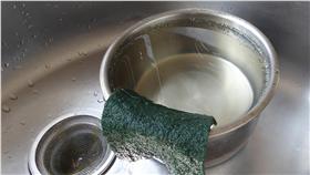 DD
醋水好處多 可洗頭洗杯除異味
居家隨手可拿到的醋，用途不僅在料理，許多清潔都可
以使用醋。像是醋水可以拿來洗頭、洗保溫杯、清洗洗
衣槽和消除異味，甚至還能防止衣服掉色。
中央社記者余曉涵攝 105年5月7日