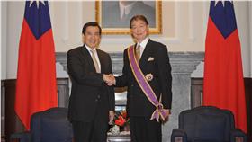 PD
馬總統贈勳駐美代表沈呂巡
總統馬英九（左）6日在總統府頒贈二等景星勳章給駐
美大使沈呂巡（右），表彰長期為守護國家主權與尊嚴
奮鬥，及在外交工作上的傑出貢獻。
中央社記者王飛華攝 105年5月6日