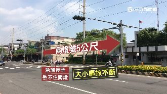 騎士遇紅綠燈急停　後車煞不住撞上