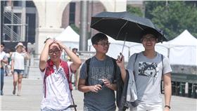 WE
天熱 撐傘遮陽
7日、8日兩天歡度母親節，中央氣象局預報各地陽光普
照，台北市7日白天氣溫偏高，連男生在烈日下都忍不
住撐傘遮陽。
中央社記者謝佳璋攝 105年5月7日