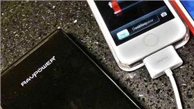 行動電源▲圖／攝影者César, flickr CC License 
https://www.flickr.com/photos/simbiosc/15616371493/