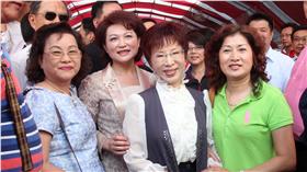 PD
洪秀柱出席母親節感恩茶會（1）
國民黨主席洪秀柱（前右2）7日在嘉義市議長、國民黨
副祕書長蕭淑麗（前右3）等人陪同下，出席母親節感
恩茶會，現場湧入大批支持的鄉親，並與支持的鄉親合
影留念。
中央社記者黃國芳攝 105年5月7日