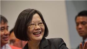 PD
蔡英文祝大家母親節快樂
總統當選人蔡英文（中）7日在台北出席「藥師公會全
聯會第十二屆會員代表大會」後，高聲祝福現場媒體「
母親節快樂」。
中央社記者王飛華攝　105年5月7日