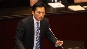 CD
立法院廢資安中心設置條例
立法院院會3日決議廢止國家資通安全科技中心設置條
例，時代力量立委黃國昌（圖）表示，馬政府搞8年，
台灣資通安全「雜亂無章，權責不分」，這樣的混亂架
構不能延續下去。
中央社記者吳家昇攝  105年5月3日