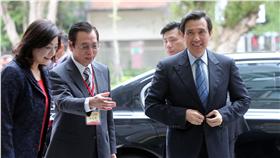 ED
總統出席金融服務業獎助學金頒獎（1）
總統馬英九（右）3日在福華國際文教會館，由台灣金
融總會理事長李述德（左2）、金管會主委王儷玲（左
）陪同，出席105年度金融服務業教育公益基金教育獎
助學金頒獎典禮，致辭勉勵得獎人員。
中央社記者鄭傑文攝　105年5月3日