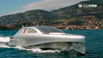 高檔跑車水上開　名車變遊艇超吸金