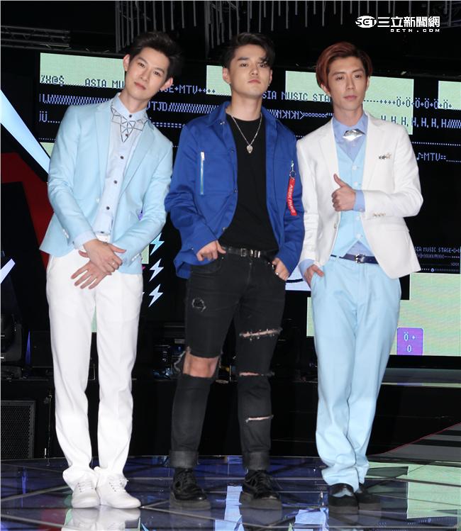 MTV「最強音」演唱會最強嘻哈之夜韓國新星DEAN會粉絲，廖允杰、夏和熙當主持人。（記者邱榮吉/攝影）