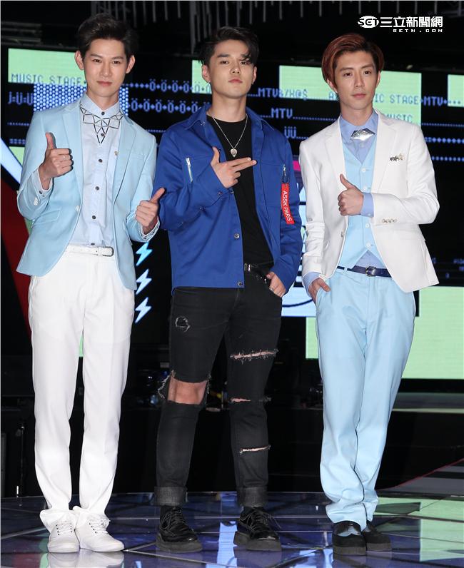 MTV「最強音」演唱會最強嘻哈之夜韓國新星DEAN會粉絲，廖允杰、夏和熙當主持人。（記者邱榮吉/攝影）