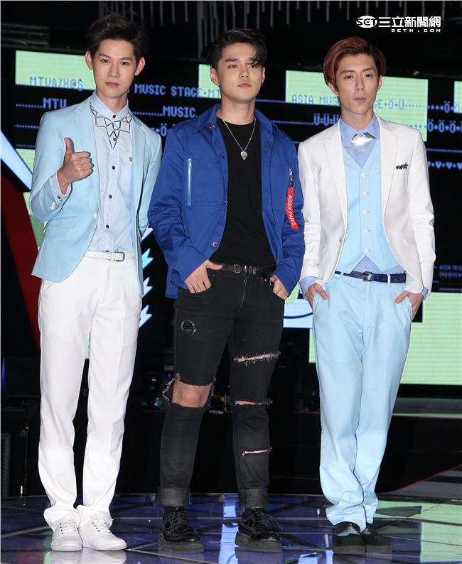 MTV「最強音」演唱會最強嘻哈之夜韓國新星DEAN會粉絲，廖允杰、夏和熙當主持人。（記者邱榮吉/攝影）