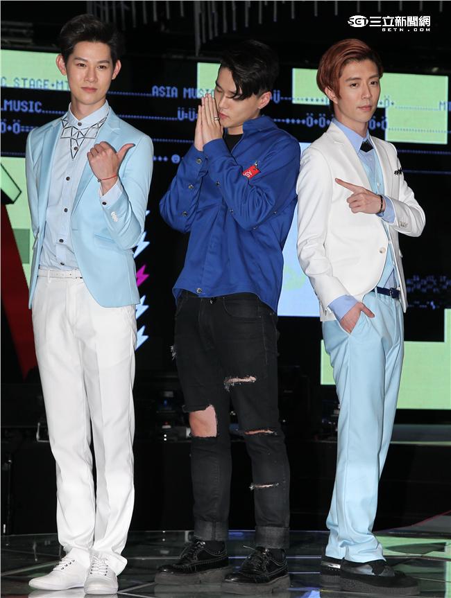 MTV「最強音」演唱會最強嘻哈之夜韓國新星DEAN會粉絲，廖允杰、夏和熙當主持人。（記者邱榮吉/攝影）