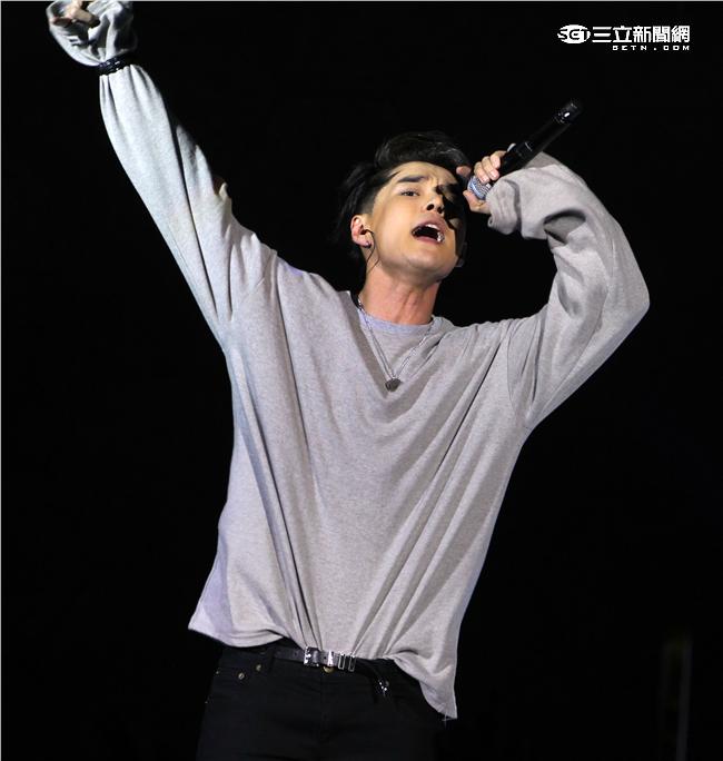 MTV「最強音」演唱會最強嘻哈之夜，韓國新星DEAN表演精彩歌曲。（記者邱榮吉/攝影）