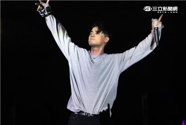 MTV「最強音」演唱會最強嘻哈之夜，韓國新星DEAN表演精彩歌曲。（記者邱榮吉/攝影）