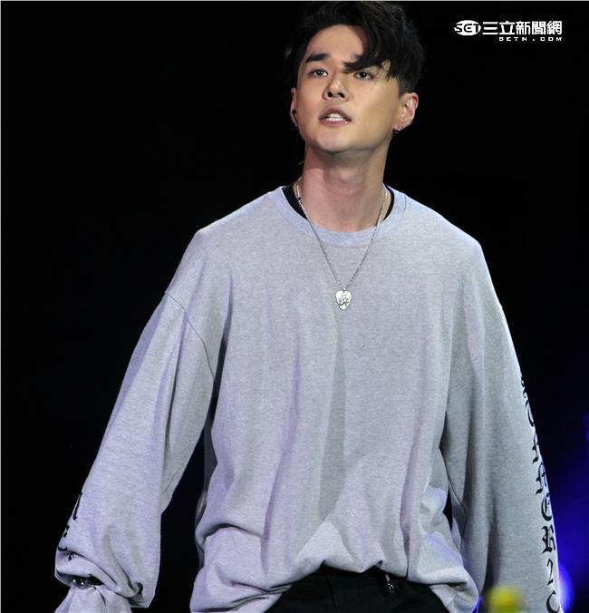 MTV「最強音」演唱會最強嘻哈之夜，韓國新星DEAN表演精彩歌曲。（記者邱榮吉/攝影）