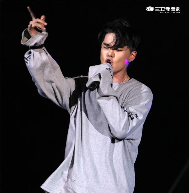 MTV「最強音」演唱會最強嘻哈之夜，韓國新星DEAN表演精彩歌曲。（記者邱榮吉/攝影）
