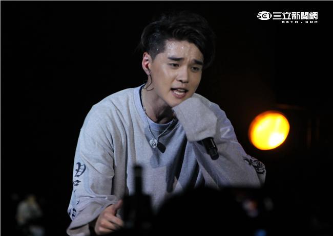 MTV「最強音」演唱會最強嘻哈之夜，韓國新星DEAN表演精彩歌曲。（記者邱榮吉/攝影）