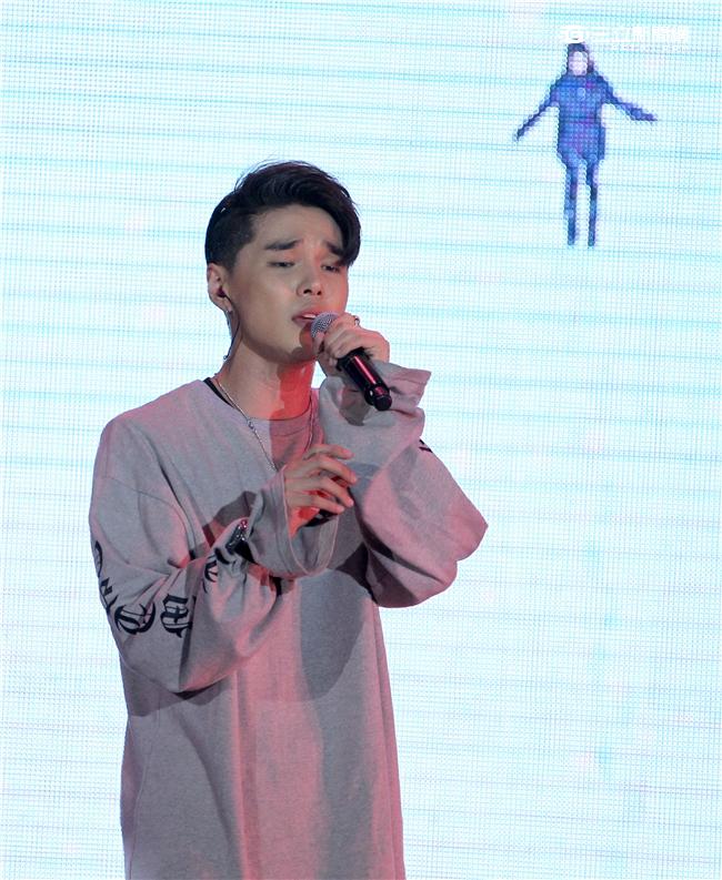 MTV「最強音」演唱會最強嘻哈之夜，韓國新星DEAN表演精彩歌曲。（記者邱榮吉/攝影）