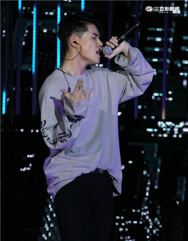 MTV「最強音」演唱會最強嘻哈之夜，韓國新星DEAN表演精彩歌曲。（記者邱榮吉/攝影）