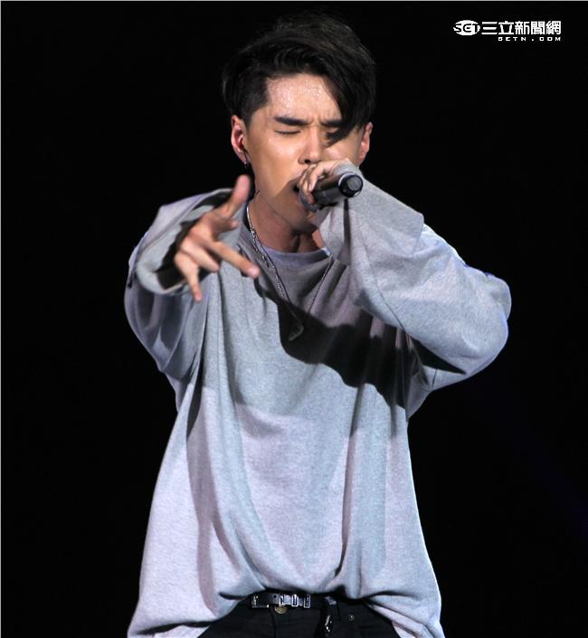 MTV「最強音」演唱會最強嘻哈之夜，韓國新星DEAN表演精彩歌曲。（記者邱榮吉/攝影）
