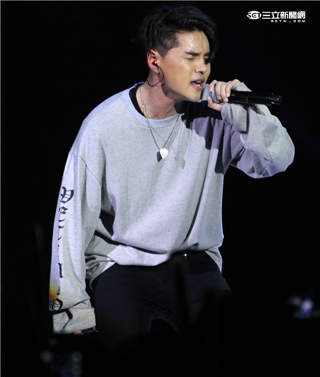 MTV「最強音」演唱會最強嘻哈之夜，韓國新星DEAN表演精彩歌曲。（記者邱榮吉/攝影）