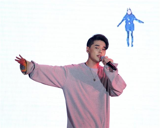 MTV「最強音」演唱會最強嘻哈之夜，韓國新星DEAN表演精彩歌曲。（記者邱榮吉/攝影）