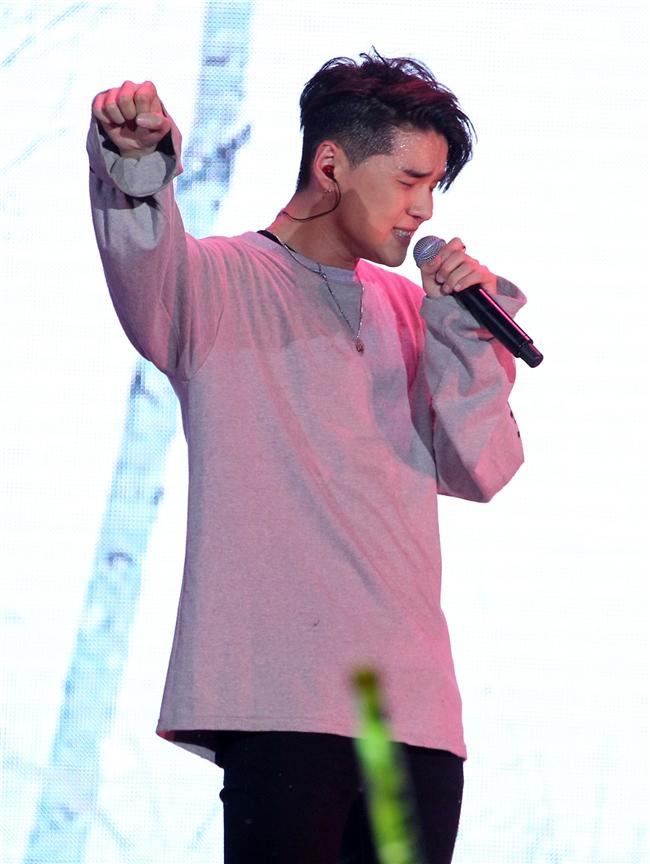 MTV「最強音」演唱會最強嘻哈之夜，韓國新星DEAN表演精彩歌曲。（記者邱榮吉/攝影）