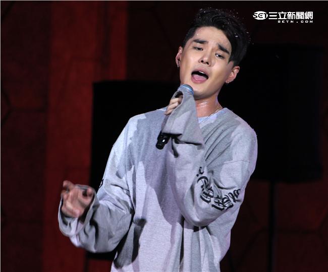 MTV「最強音」演唱會最強嘻哈之夜，韓國新星DEAN表演精彩歌曲。（記者邱榮吉/攝影）