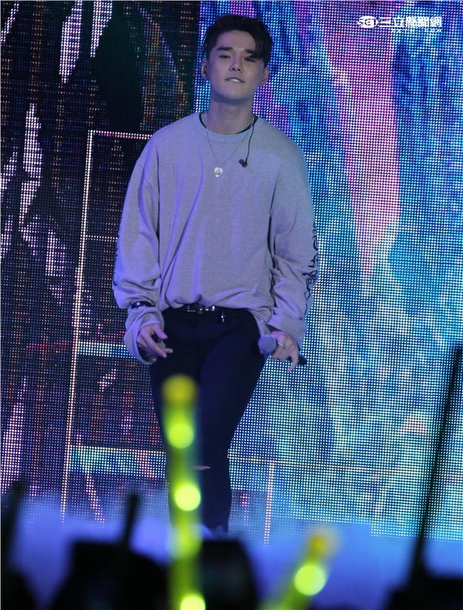 MTV「最強音」演唱會最強嘻哈之夜，韓國新星DEAN表演精彩歌曲。（記者邱榮吉/攝影）