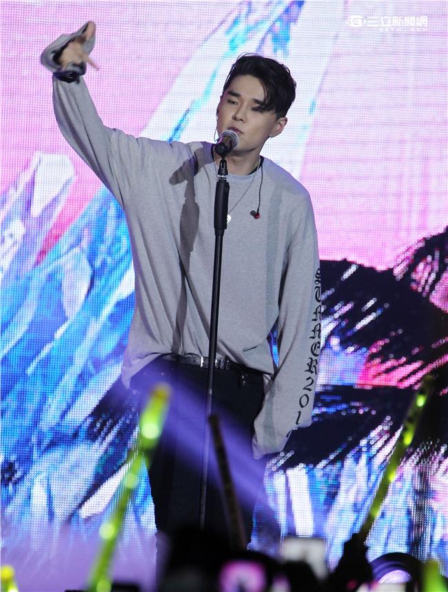 MTV「最強音」演唱會最強嘻哈之夜，韓國新星DEAN表演精彩歌曲。（記者邱榮吉/攝影）
