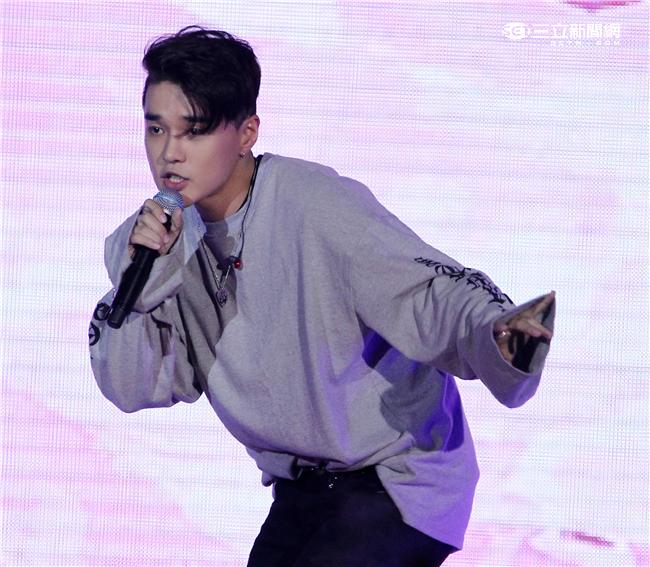 MTV「最強音」演唱會最強嘻哈之夜，韓國新星DEAN表演精彩歌曲。（記者邱榮吉/攝影）