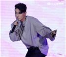 MTV「最強音」演唱會最強嘻哈之夜，韓國新星DEAN表演精彩歌曲。（記者邱榮吉/攝影）