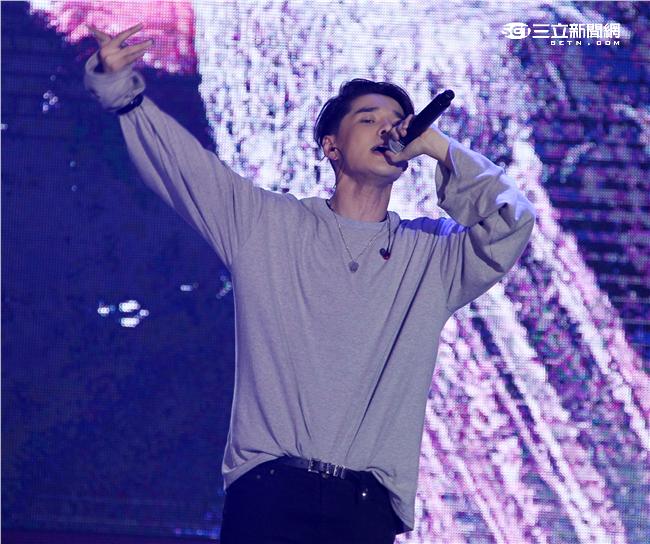 MTV「最強音」演唱會最強嘻哈之夜，韓國新星DEAN表演精彩歌曲。（記者邱榮吉/攝影）