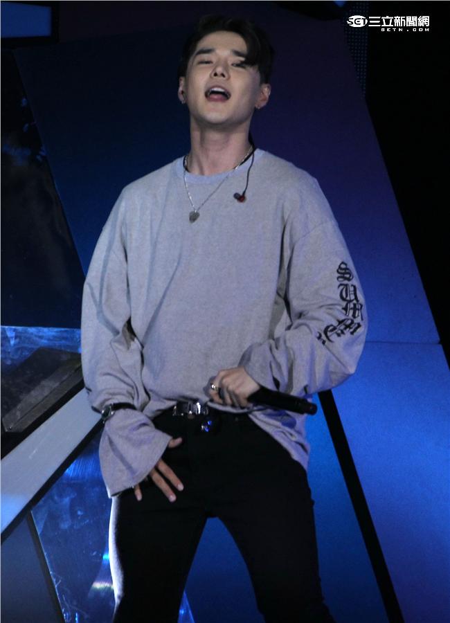MTV「最強音」演唱會最強嘻哈之夜，韓國新星DEAN表演精彩歌曲。（記者邱榮吉/攝影）