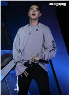 MTV「最強音」演唱會最強嘻哈之夜，韓國新星DEAN表演精彩歌曲。（記者邱榮吉/攝影）