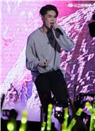 MTV「最強音」演唱會最強嘻哈之夜，韓國新星DEAN表演精彩歌曲。（記者邱榮吉/攝影）