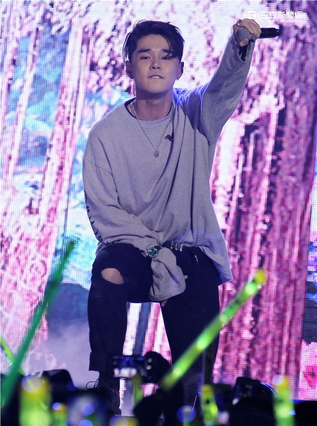 MTV「最強音」演唱會最強嘻哈之夜，韓國新星DEAN表演精彩歌曲。（記者邱榮吉/攝影）