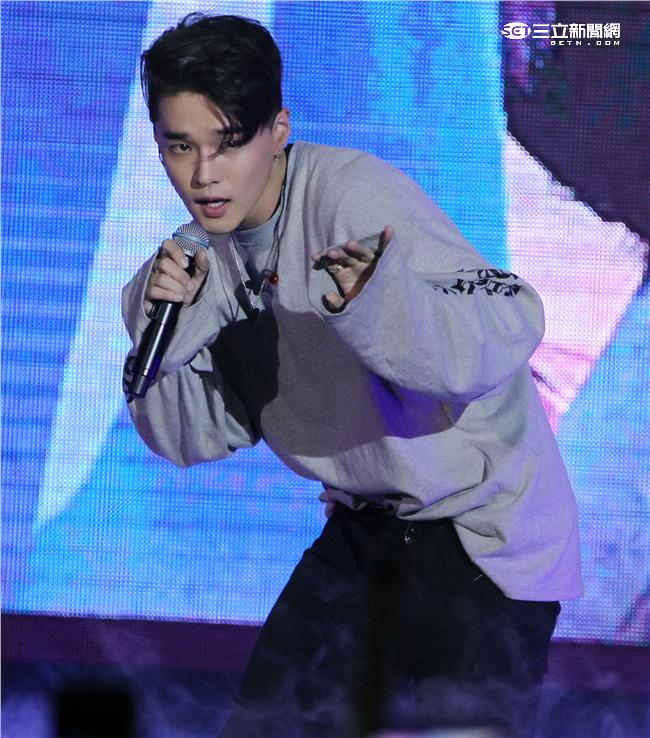 MTV「最強音」演唱會最強嘻哈之夜，韓國新星DEAN表演精彩歌曲。（記者邱榮吉/攝影）