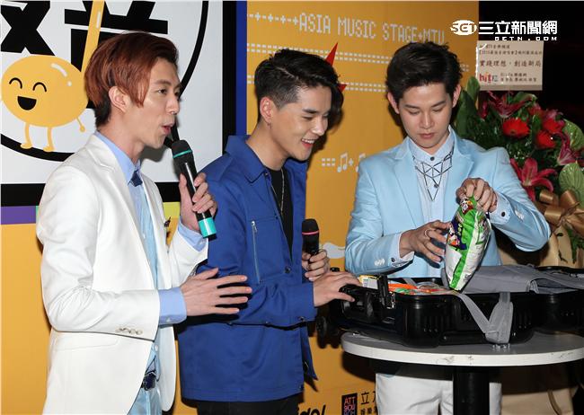 MTV「最強音」演唱會最強嘻哈之夜，韓國新星DEAN拿到在愛的台灣伴手禮。（記者邱榮吉/攝影）