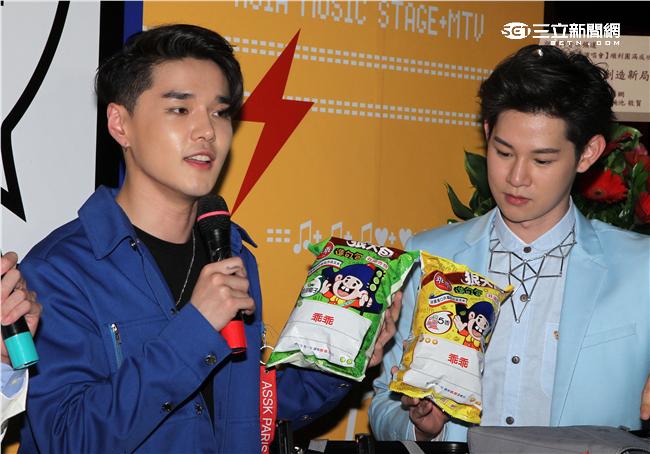 MTV「最強音」演唱會最強嘻哈之夜，韓國新星DEAN拿到在愛的台灣伴手禮。（記者邱榮吉/攝影）