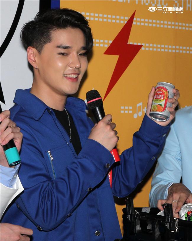 MTV「最強音」演唱會最強嘻哈之夜，韓國新星DEAN拿到在愛的台灣伴手禮。（記者邱榮吉/攝影）