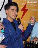 MTV「最強音」演唱會最強嘻哈之夜，韓國新星DEAN拿到在愛的台灣伴手禮。（記者邱榮吉/攝影）